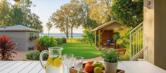 Berkeley Holiday Waterfront Getaway – Family Home + Games