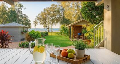 Berkeley Holiday Waterfront Getaway – Family Home + Games