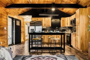 Jääkaappi, mikroaaltouuni, uuni, liesi