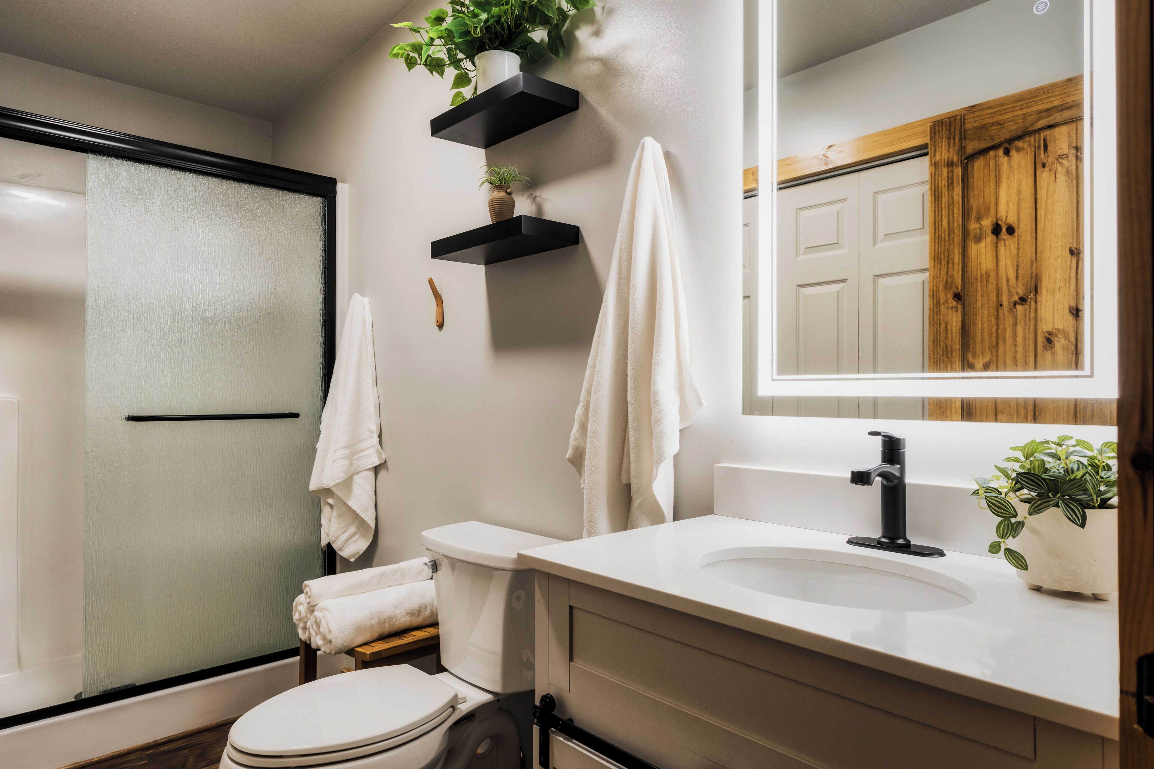 Sèche-cheveux, serviettes fournies, savon, shampoing