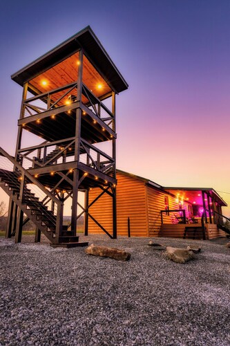 Stunning Views! Tower & HotTub