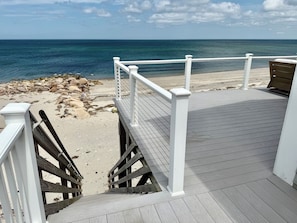 På stranden