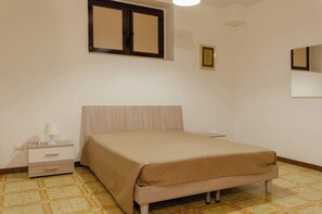 1 slaapkamer, een strijkplank/strijkijzer, gratis wifi