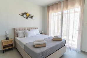 3 bedrooms, iron/ironing board, free WiFi, bed sheets - Symphony Suite (Panormo)