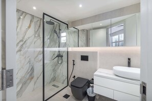 シャワー、石鹸、シャンプー