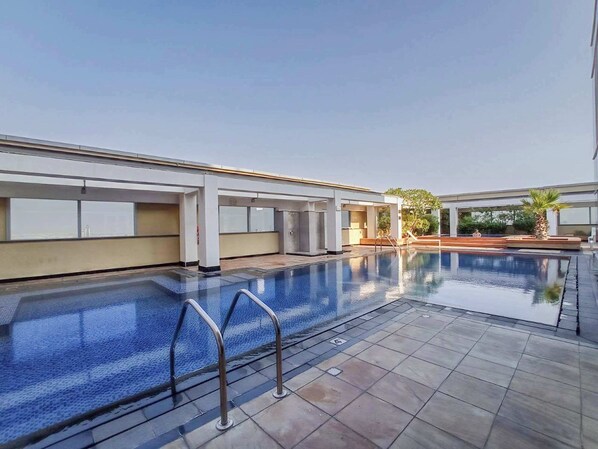 Pool - Free housekeeping visits during your stay - StayShort - Stylish Studio at DIFC Sky Gardens Sleeps 4 (Dubai)