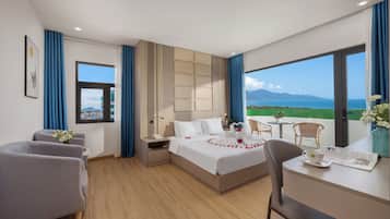 Minibar, desk, laptop workspace, free WiFi