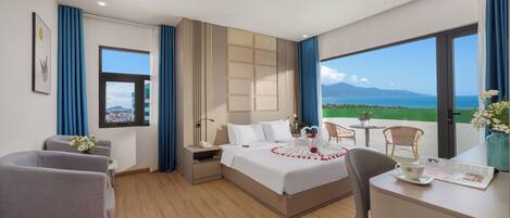 Quarto casal premier, banheira, vista para a praia | Frigobar, escrivaninha, espaço de trabalho para notebook