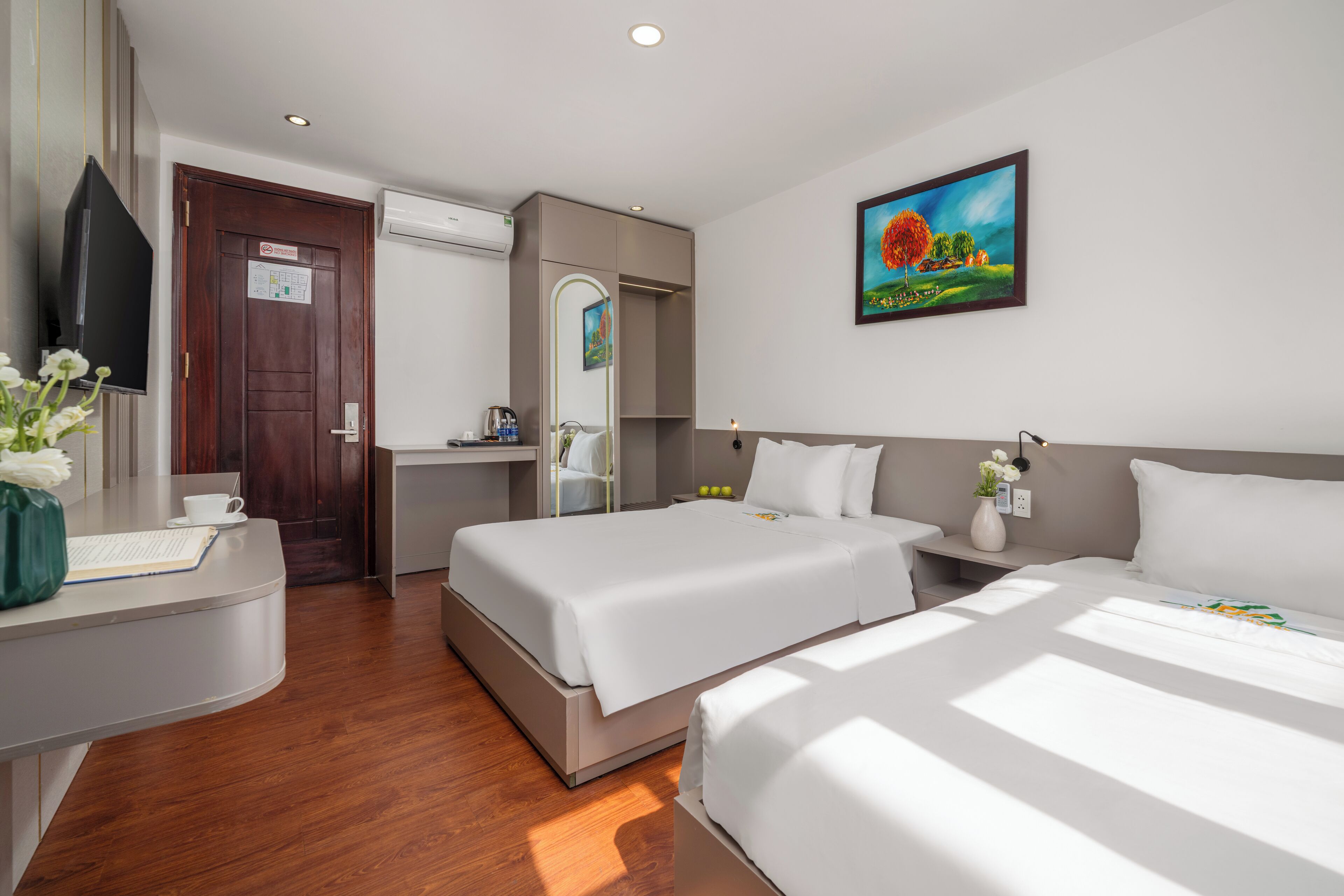 Junior Twin Room | Minibar, desk, laptop workspace, soundproofing