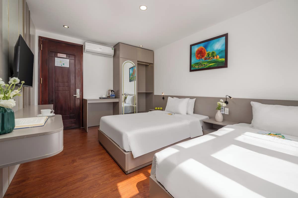 Junior Twin Room | Minibar, desk, laptop workspace, soundproofing