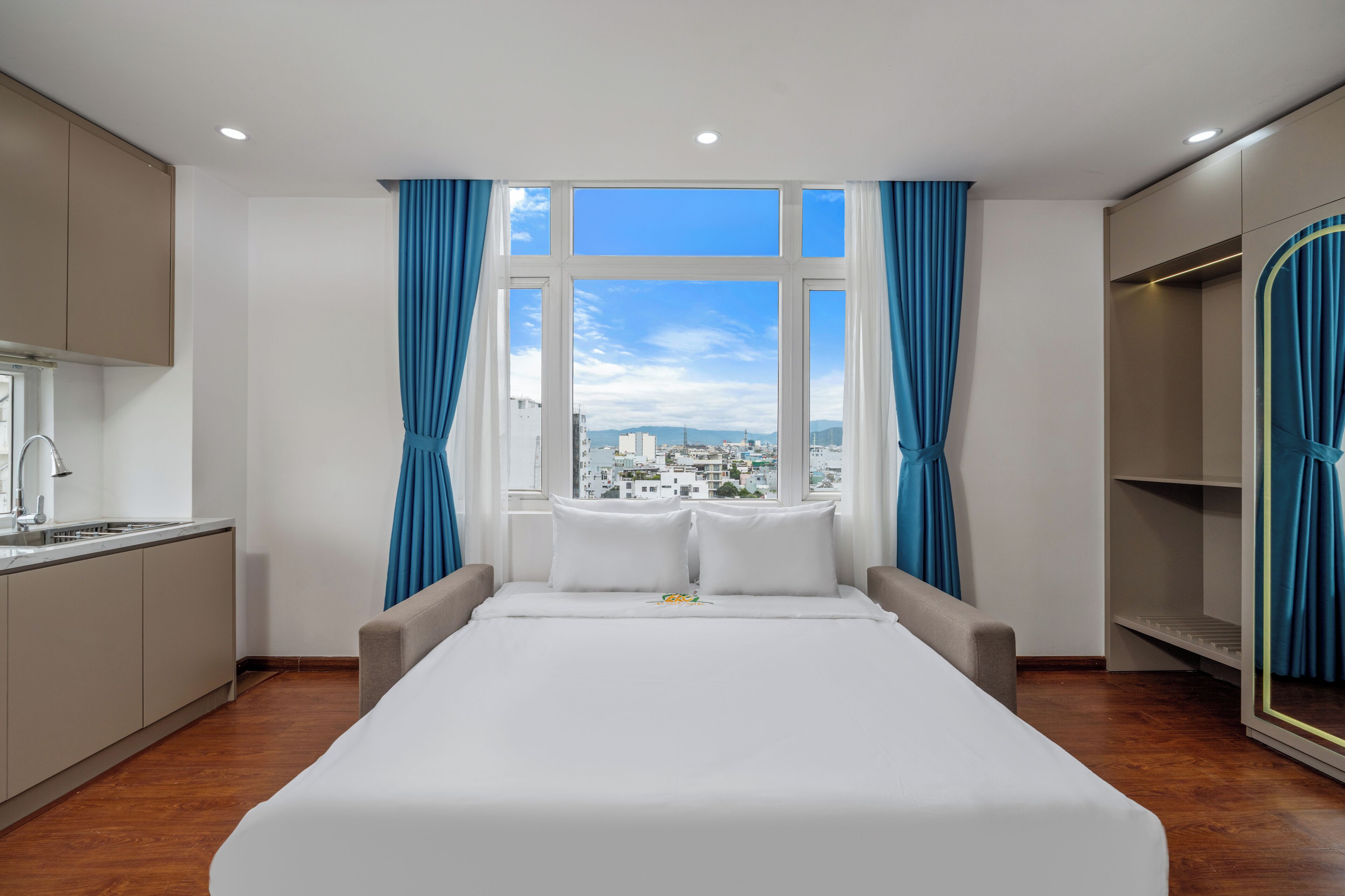 Minibar, escritorio y espacio para trabajar con laptop 