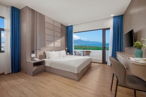 Habitación Premier doble, bañera, vistas a la playa | Minibar, escritorio, espacio para trabajar con un portátil