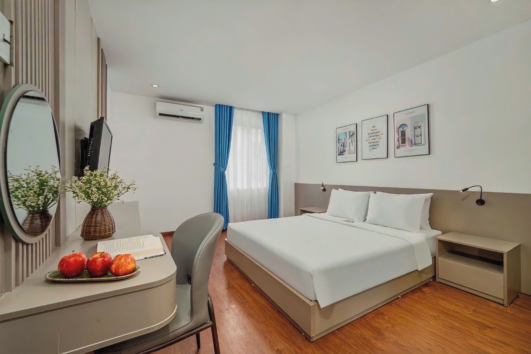 Minibar, escritorio y espacio para trabajar con laptop 