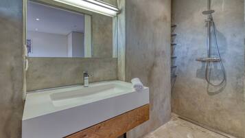 Douche, serviettes fournies