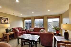 TV, fireplace - Ski Watch 329 : Ski-in/out Condo, Onsite Hot Tubs - Peak 8 Breckenridge! (Breckenridge)
