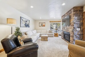 TV, fireplace - Ski Watch 329 : Ski-in/out Condo, Onsite Hot Tubs - Peak 8 Breckenridge! (Breckenridge)