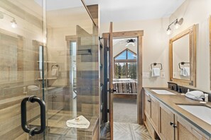 Dutxa, assecador de cabells, tovalloles i sabó