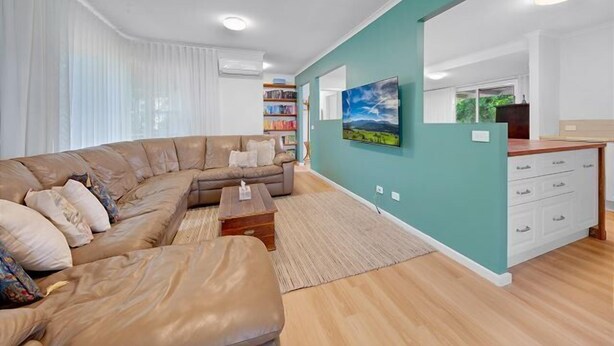 TV, fireplace, offices - Skipping Stones Cottage (Bright)