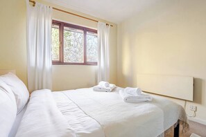 1 slaapkamer, een strijkplank/strijkijzer, gratis wifi, beddengoed