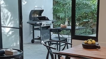 Suite, vistas al río | Cocina privada | Frigorífico grande, microondas, horno y cafetera o tetera