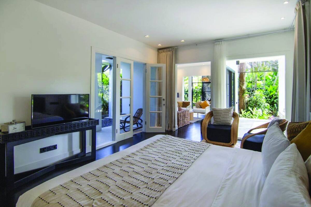 Suite, Pool View