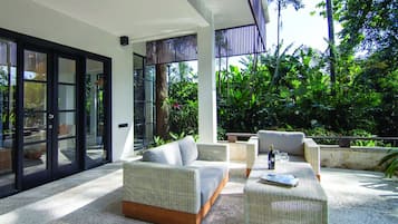Suíte, vista para a piscina | Terraço/pátio
