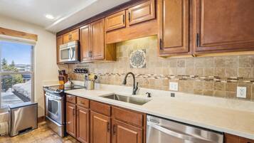 Condo, 2 Bedrooms | Private kitchen | Fridge, oven, coffee/tea maker, toaster