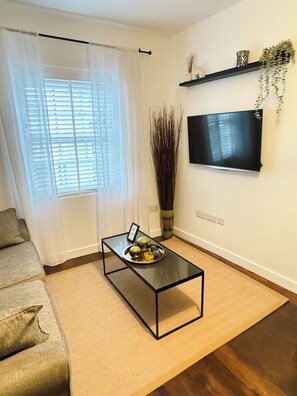Apartment | Living area - Comfortable One Bedroom Apartment London (London)