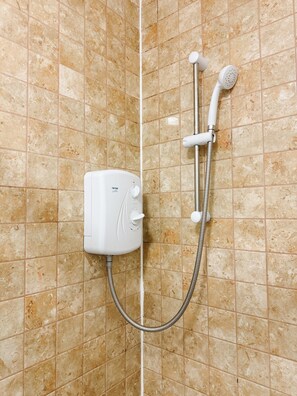 Appartement | Salle de bain | Douche, serviettes fournies