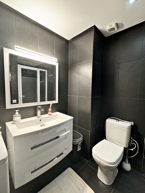 Shower, hair dryer, towels, soap - Charming apartment in the heart of Marrakech  (Marrakech)