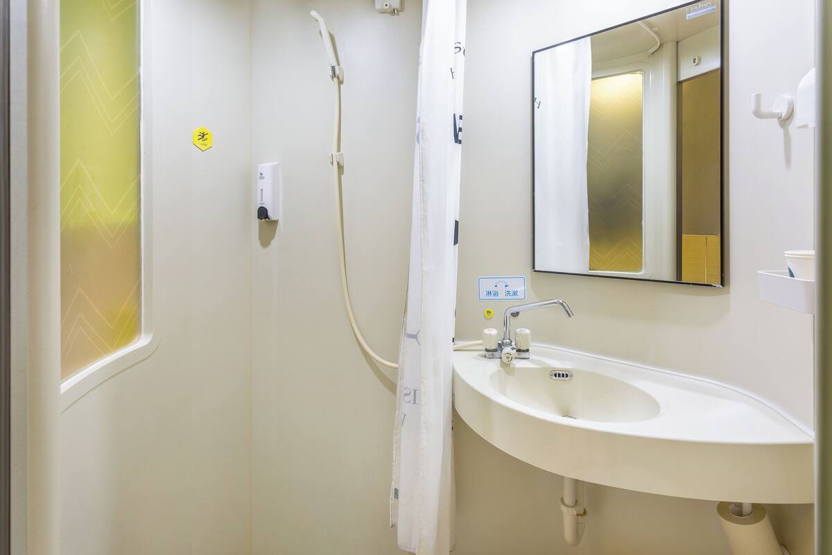 Economy-Doppelzimmer | Badezimmer | Dusche, kostenlose Toilettenartikel, Haartrockner, Handtücher