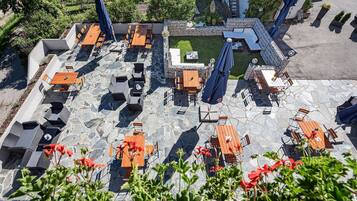 Doppelzimmer, 1 Schlafzimmer, Balkon, Bergblick | Zimmersafe, Schreibtisch, laptopgeeigneter Arbeitsplatz