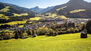 A town nestled in a valley with mountains in the background. - Apartment in Kirchberg Near Ski Lift (Kirchberg in Tirol)