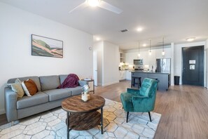 อพาร์ทเมนท์, 2 ห้องนอน, ปลอดบุหรี่ | บริเวณนั่งเล่น | สมาร์ททีวี 40 นิ้ว พร้อมช่องดิจิตอล