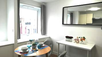 Apartamento, 2 quartos, para fumantes, vista para a cidade | Sala de jantar