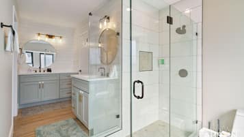Milieuvriendelijke toiletartikelen, een haardroger, handdoeken, zeep
