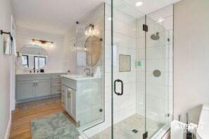 Eco-friendly toiletries, hair dryer, towels, soap - Zephyr Ln xxxxxxxxxx (Round Rock)