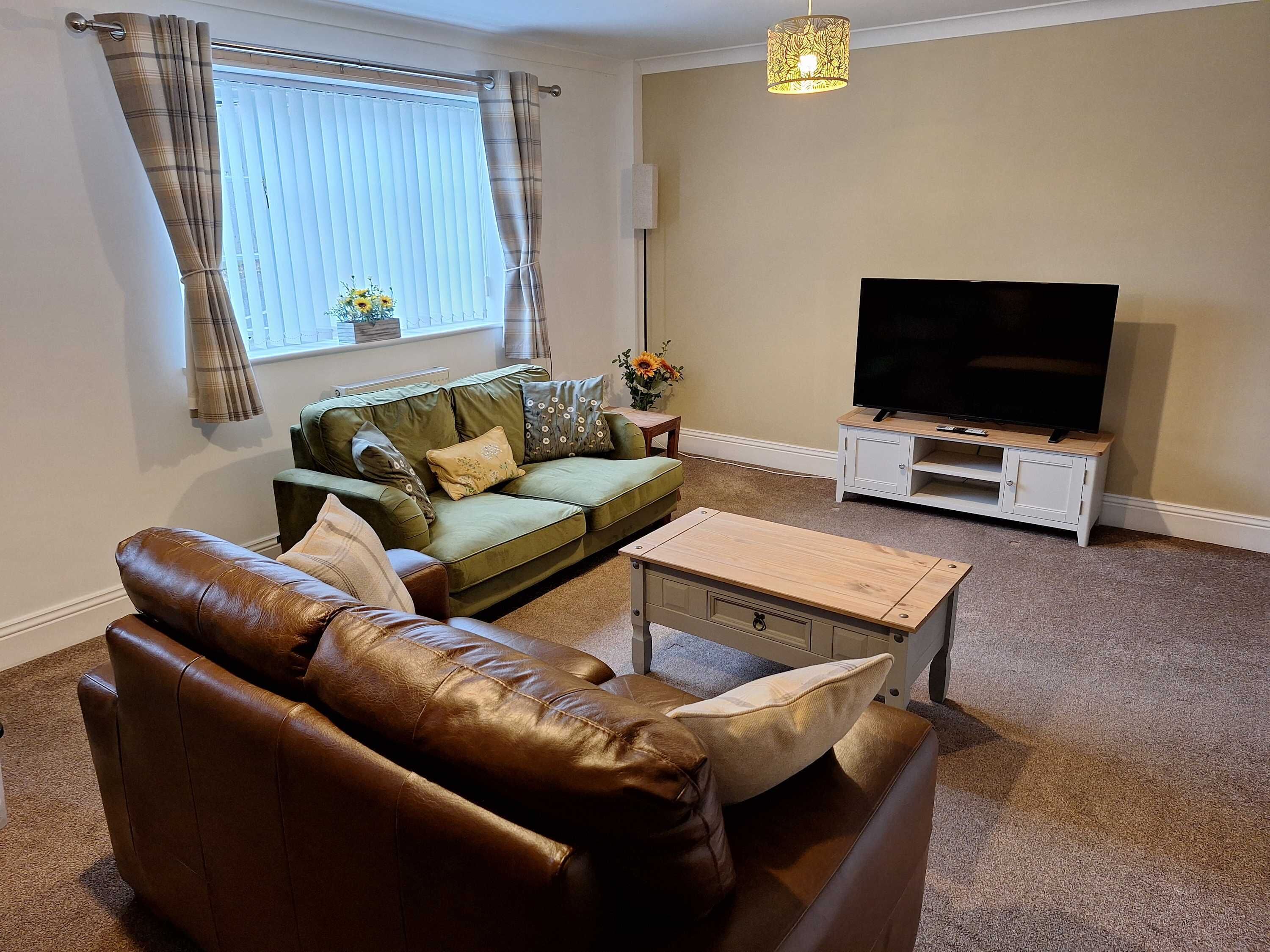 Een televisie, een open haard en een kantoor