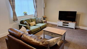 Een televisie, een open haard en een kantoor