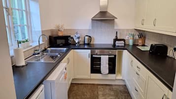 Kühlschrank, Mikrowelle, Ofen, Geschirrspüler