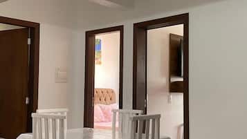 Apartamento clássico, vista para a cidade | Cozinha privada | Geladeira grande, fogão, chaleira elétrica