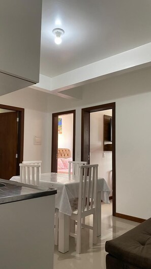 Classic Apartment, City View | Private kitchen | Full-sized fridge, oven, electric kettle, cookware/dishes/utensils - RESIDENCIAL DE ALUGUEL (Bombinhas)