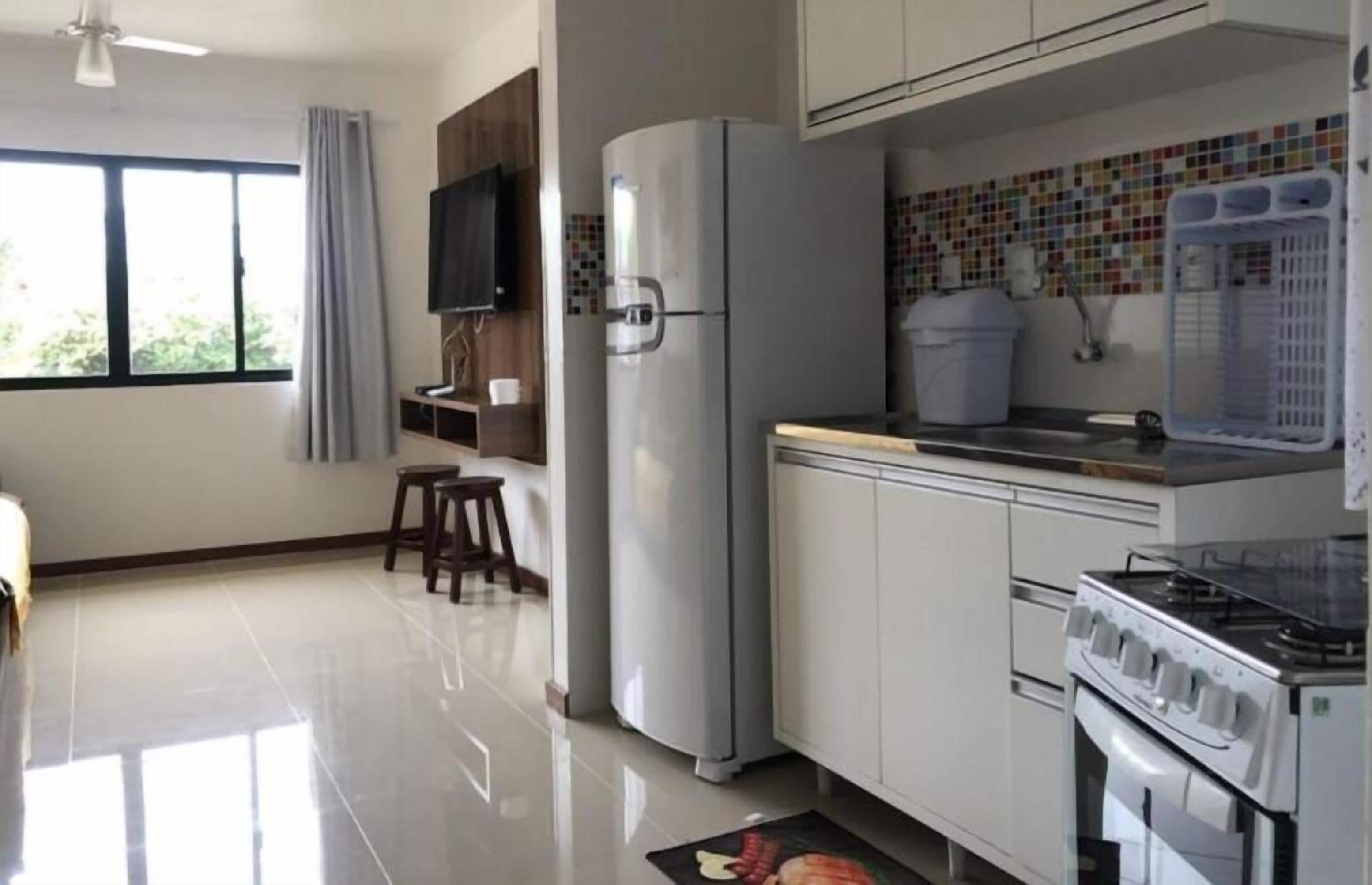 Apartamento conforto, sacada, vista para o mar | Cozinha privada | Geladeira grande, fogão, chaleira elétrica