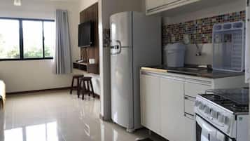 Apartamento conforto, sacada, vista para o mar | Cozinha privada | Geladeira grande, fogão, chaleira elétrica