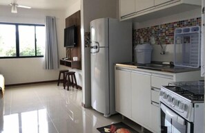 Comfort Apartment, Balcony, Sea View | Private kitchen | Full-sized fridge, oven, electric kettle, cookware/dishes/utensils - RESIDENCIAL DE ALUGUEL (Bombinhas)