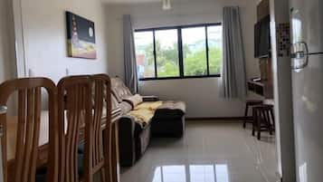 Apartamento conforto, sacada, vista para o mar | Área de estar | TV de tela plana 50 polegadas com canais digitais