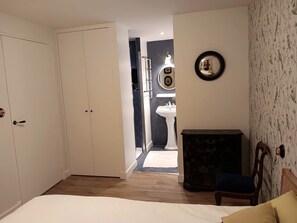 4 chambres, fer et planche à repasser