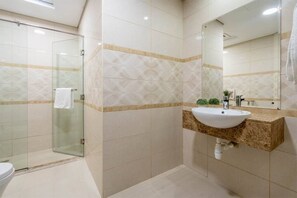 Dusche, Haartrockner, Handtücher, Seife