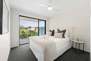 2 bedrooms, iron/ironing board, bed sheets - Stylish Boutique Apartment by the Beach (Randwick)