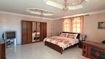 6 bedrooms, WiFi, bed sheets